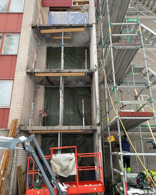Den här veckan har vi sågat ner brandskadade balkonger på nyhemsgatan, lite mixter med både balkonger och väggar men var ett roligt jobb 👌🏻
#stenochbetongteknikikatrineholm #håltagning